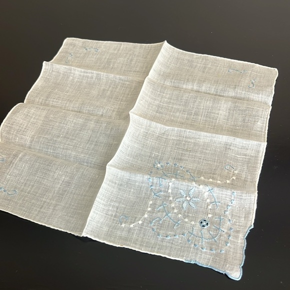 Vintage Handkerchiefs, bundle of 10. Very delicate hand embroidery, cotton - Picture 13 of 16